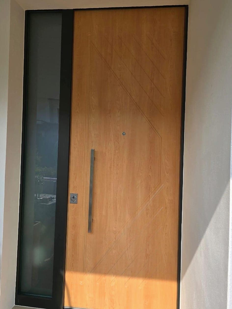 Portoncino blindato con pannello effetto rovere, maniglione verticale in acciaio e fisso laterale vetrato