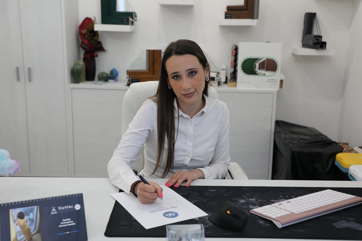 Rosaria Menna, titolare di AMA Serramenti, nello showroom